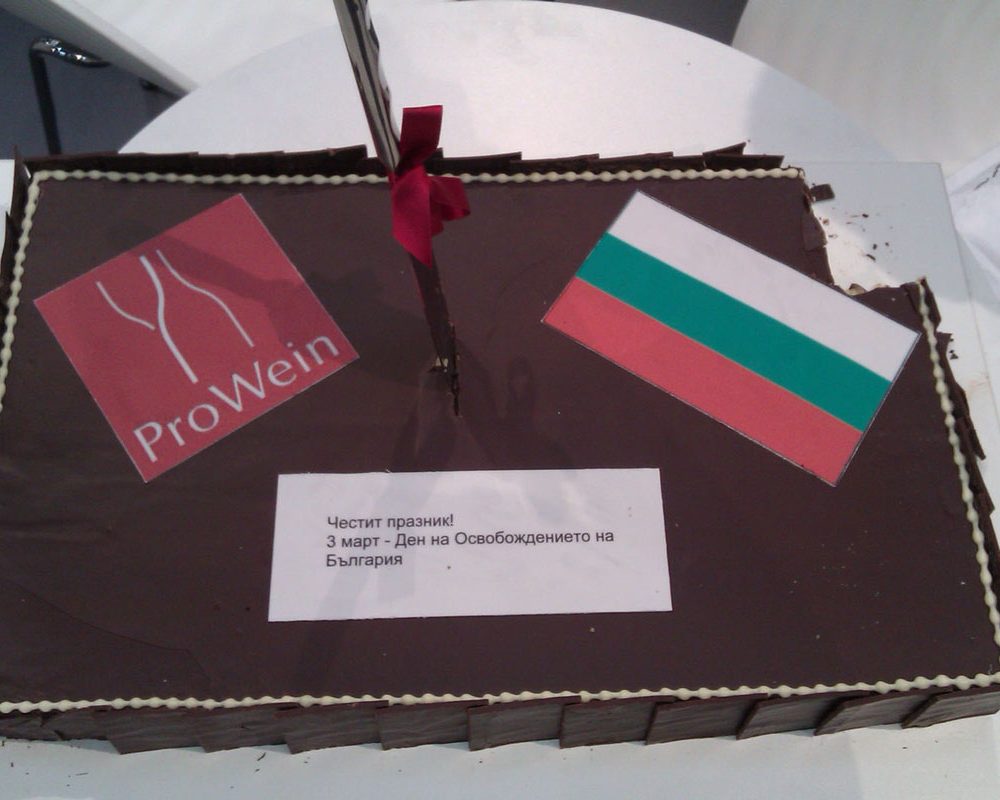 Торта по случай 3ти март със знамето на България и етикет "ProWein"