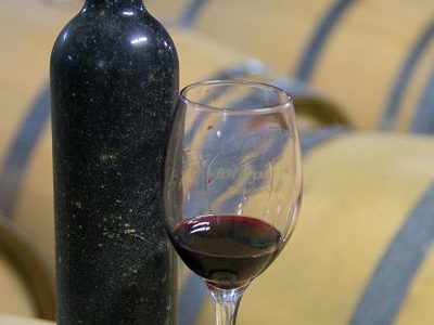 Червено вино върху винени бъчви